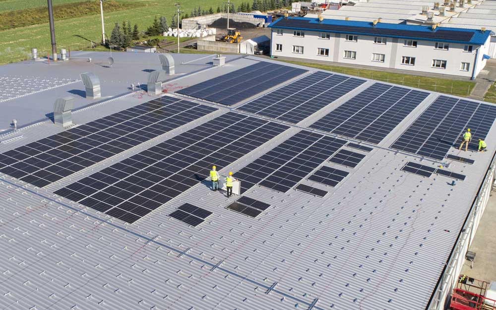 1 . Elektrownia słoneczna na dachu o mocy 2 MW na sieci

